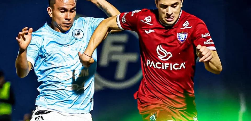 Jugadores en acción durante el partido de fútbol