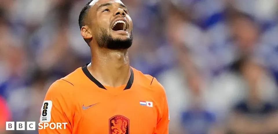 Jugador en uniforme naranja mirando hacia arriba