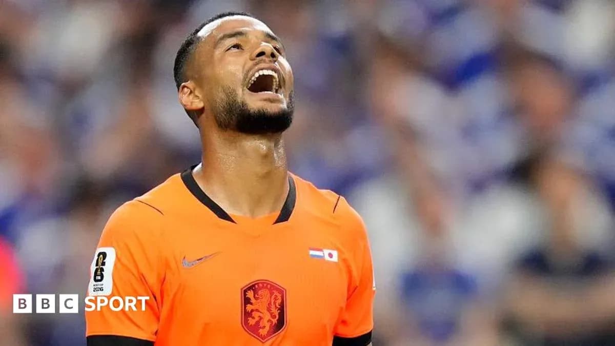 Jugador en uniforme naranja mirando hacia arriba