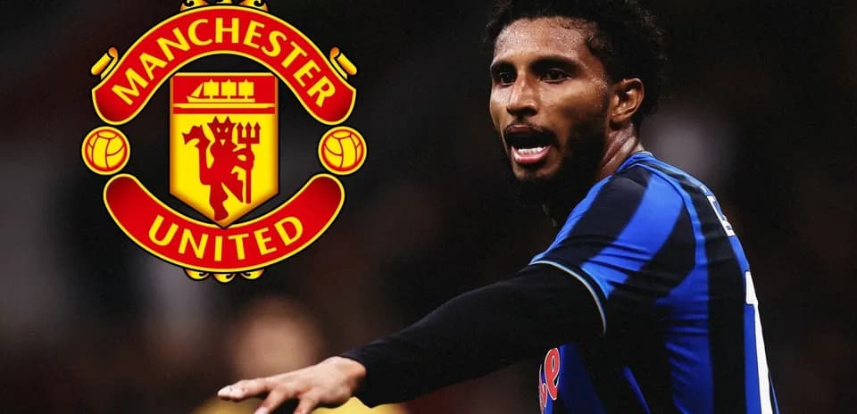 Jugador señalando mientras aparece el logo de Manchester United
