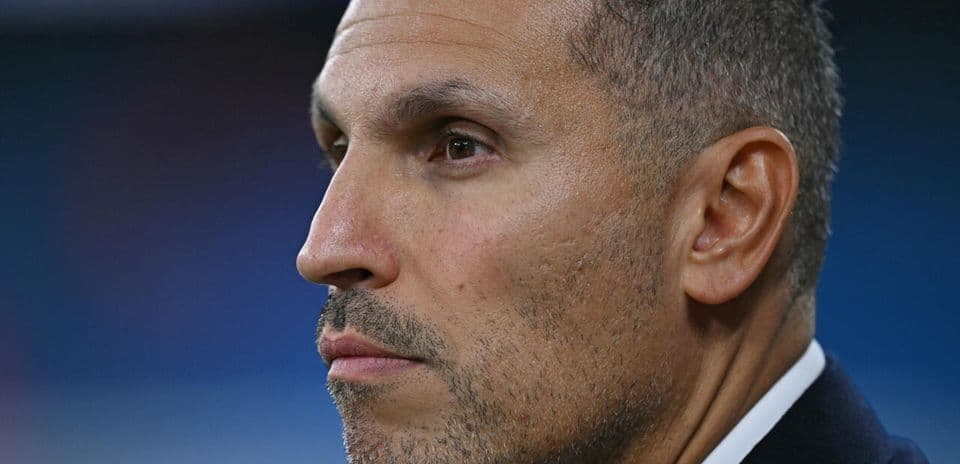 Entrenador observando el partido desde la banca