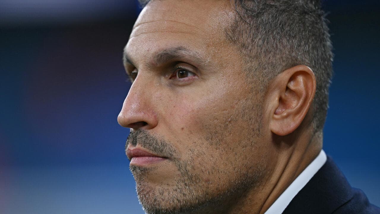 Entrenador observando el partido desde la banca