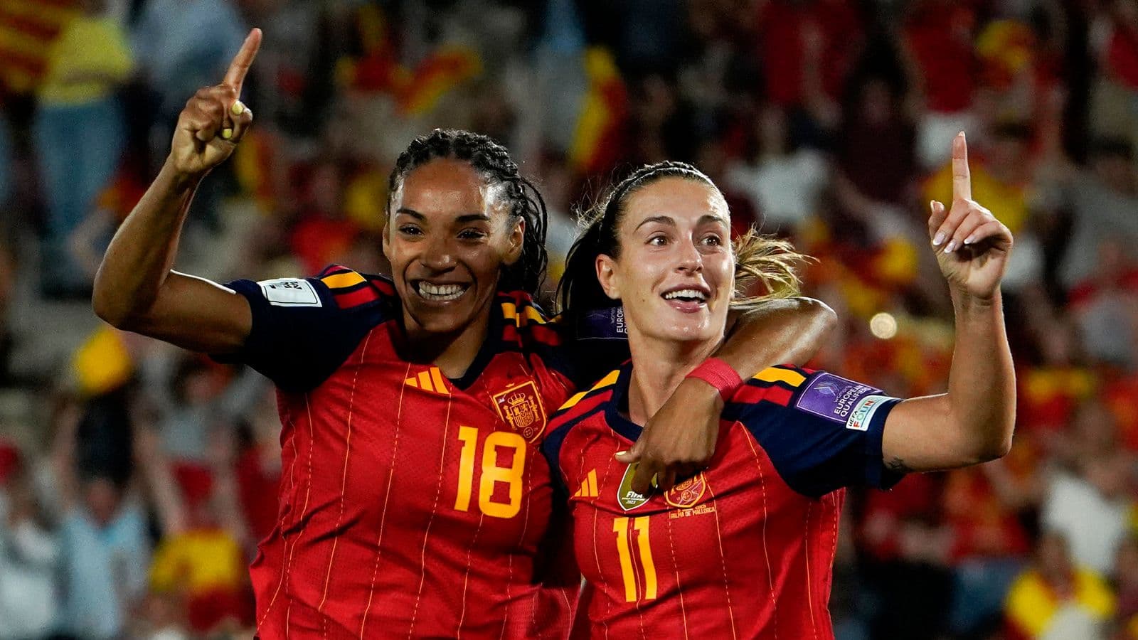 Jugadoras de España celebrando un gol en el partido