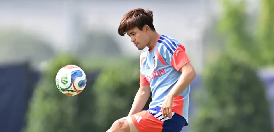 Jugador de Japón golpeando un balón durante entrenamiento