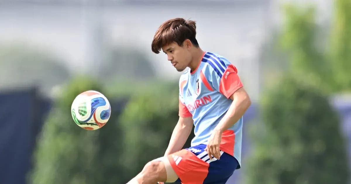 Jugador de Japón golpeando un balón durante entrenamiento