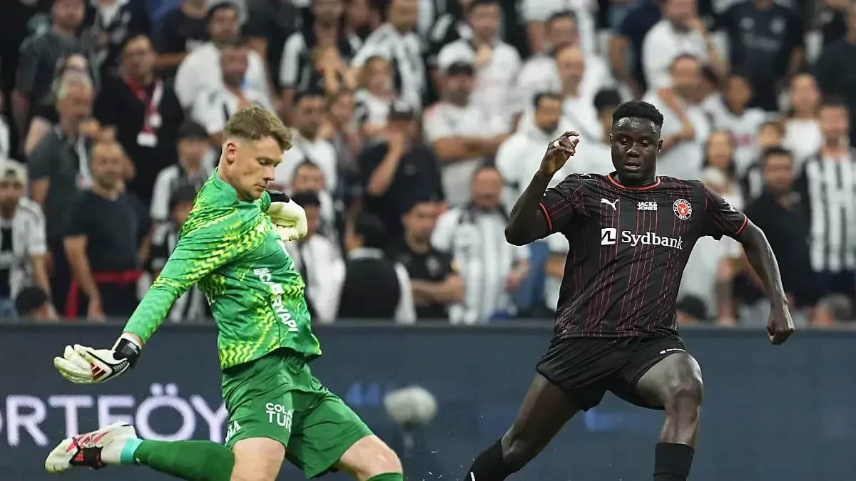 Jugador de FC Midtjylland contra portero de Beşiktaş
