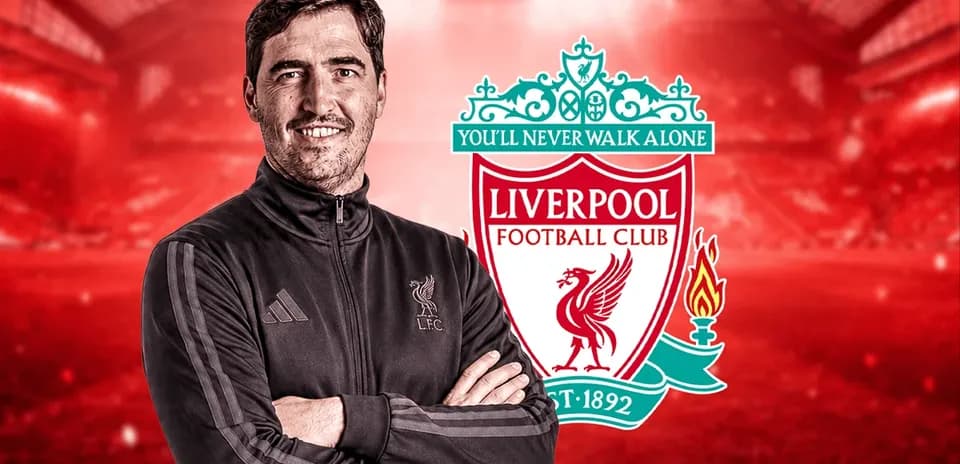 Entrenador de Liverpool con fondo del estadio