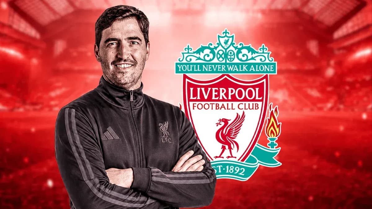 Entrenador de Liverpool con fondo del estadio