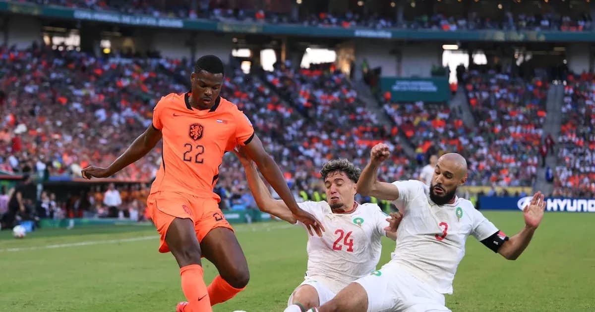 Jugador de Países Bajos esquivando a defensores marroquíes