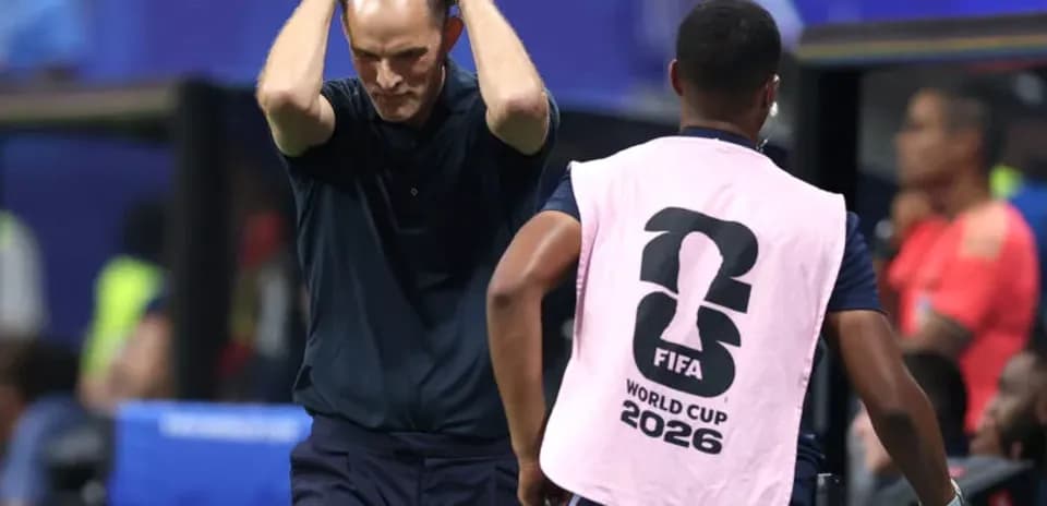 Entrenador preocupado en la línea de banda durante el partido