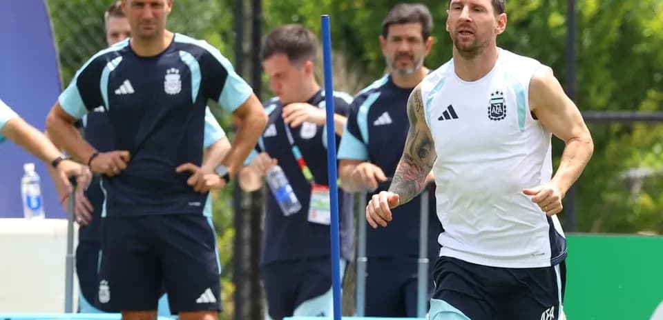 Lionel Messi corriendo durante entrenamiento del equipo argentino