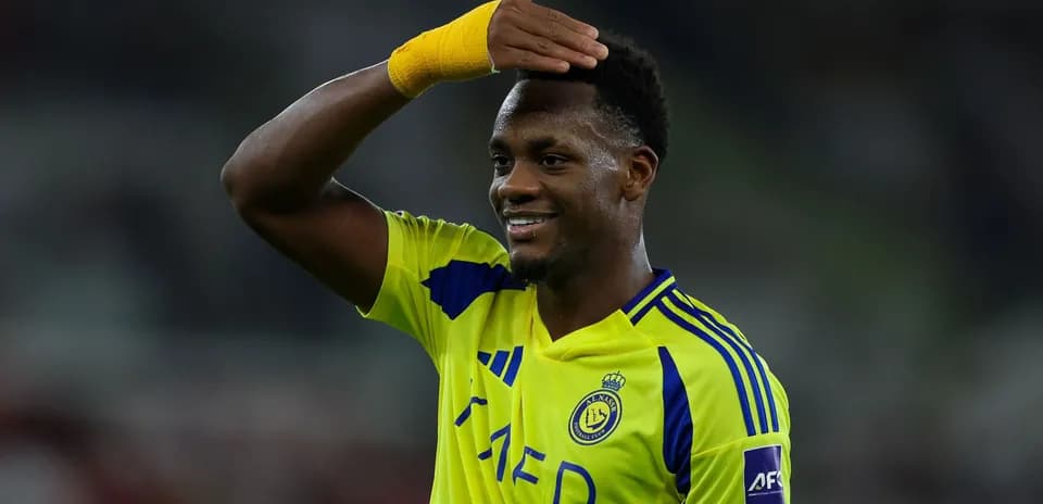 Jugador de Al Nassr celebrando con gesto de saludo
