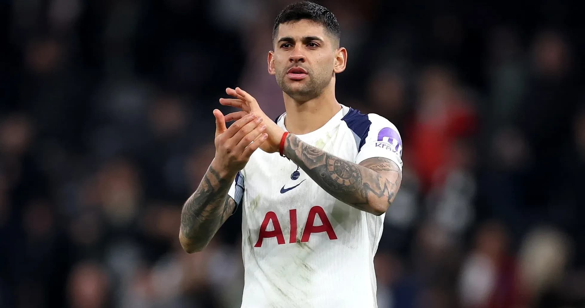 Jugador aplaudiendo después del partido en el estadio