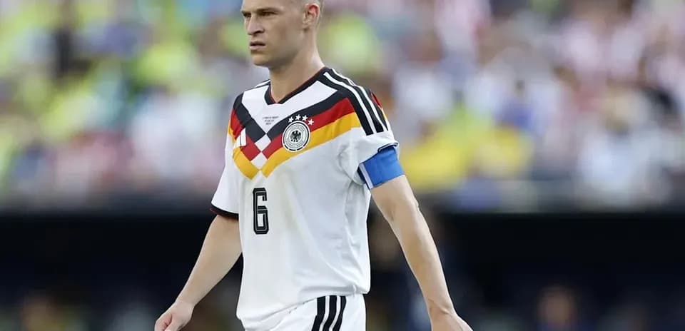 Jugador alemán con camiseta blanca y cinta de capitán