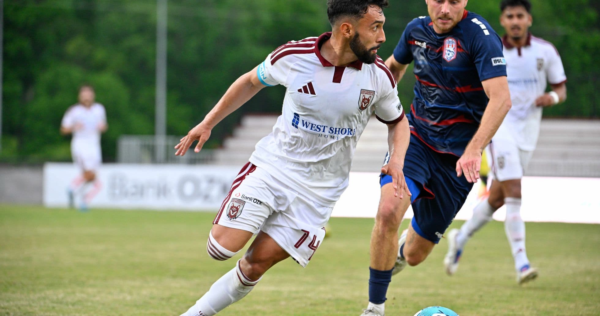 Jugador de Knoxville corriendo con el balón
