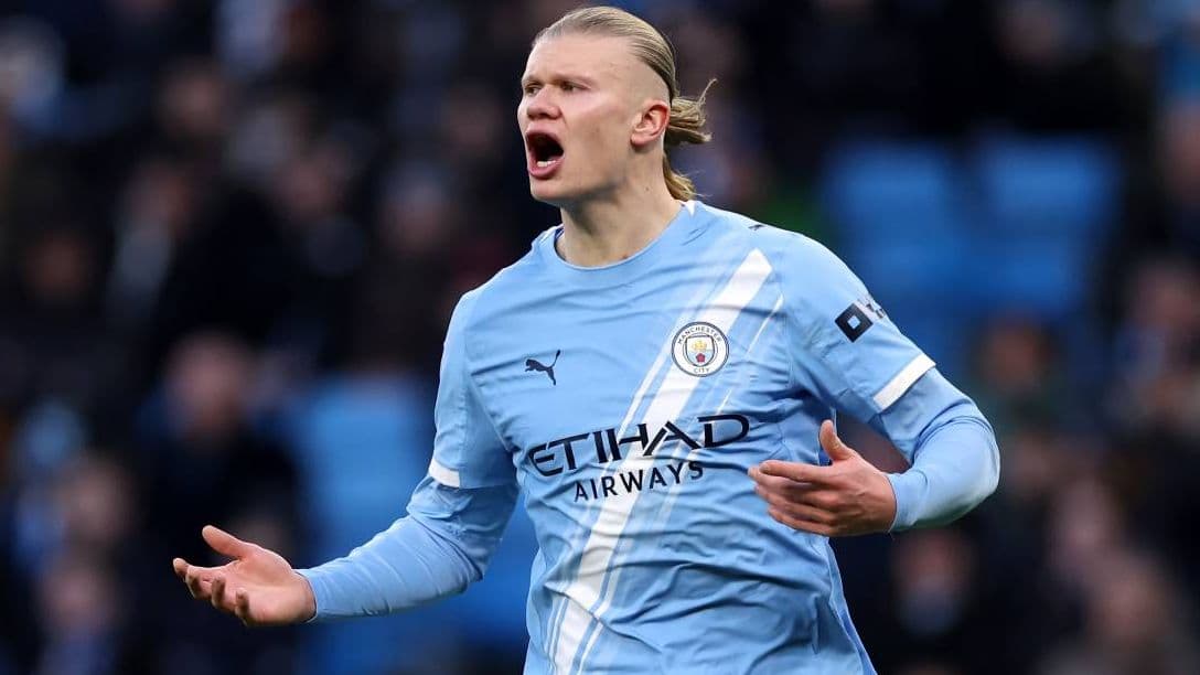 Jugador de Manchester City reclamando durante el partido