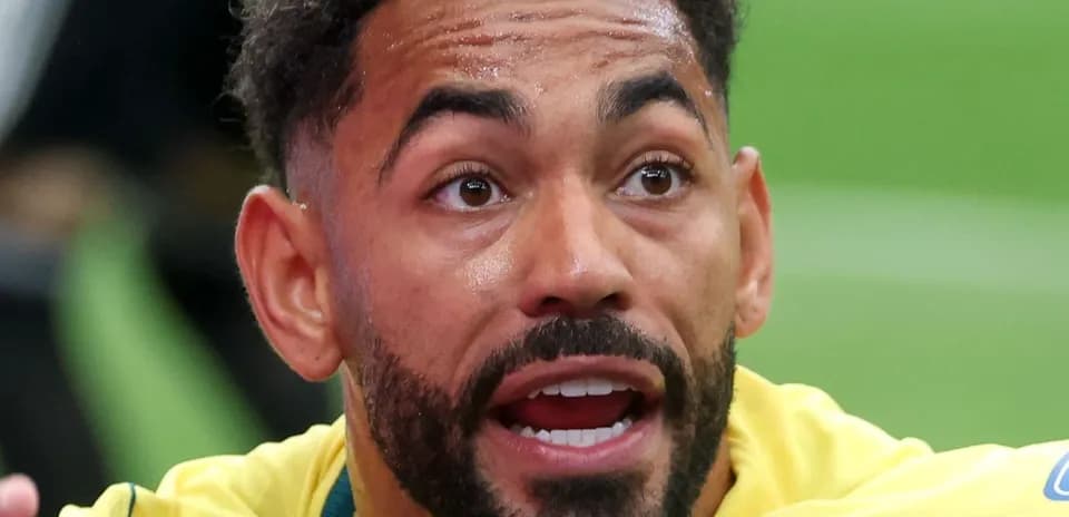 Jugador de fútbol en acción durante un partido
