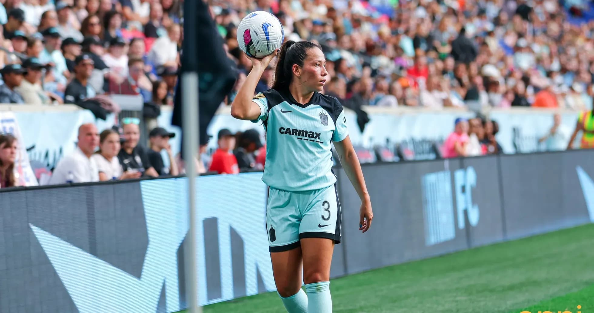Jugadora lanzando el balón en el partido