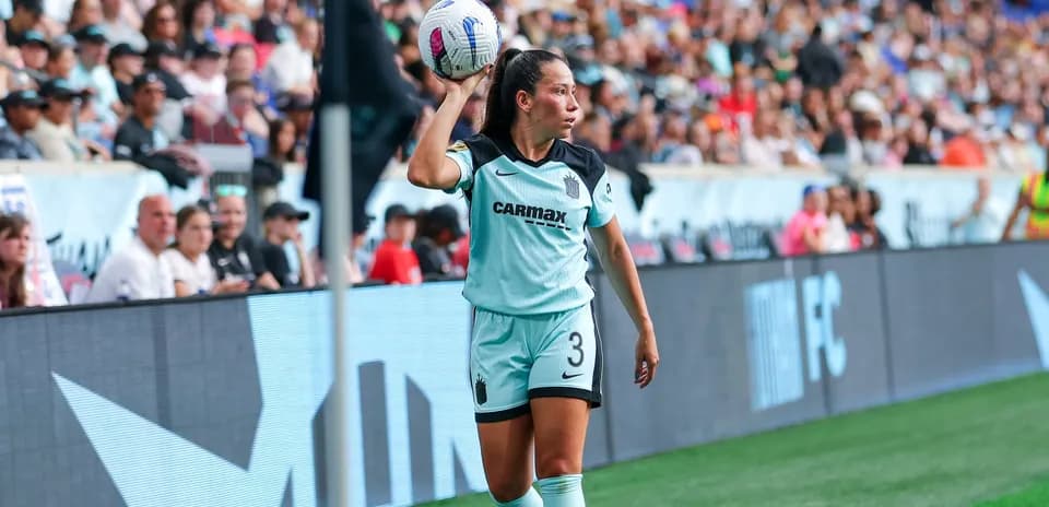 Jugadora lanzando el balón en el partido