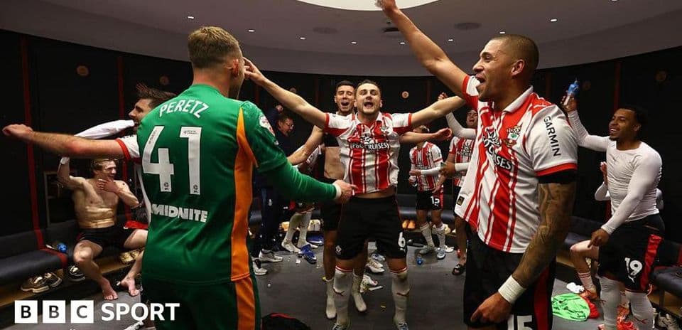 Jugadores celebrando en el vestuario tras partido