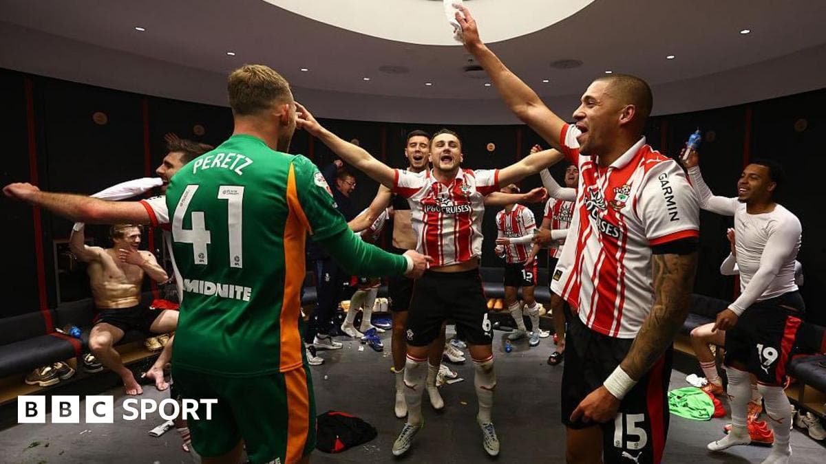 Jugadores celebrando en el vestuario tras partido