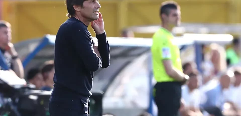 Entrenador en la línea de banda durante el partido