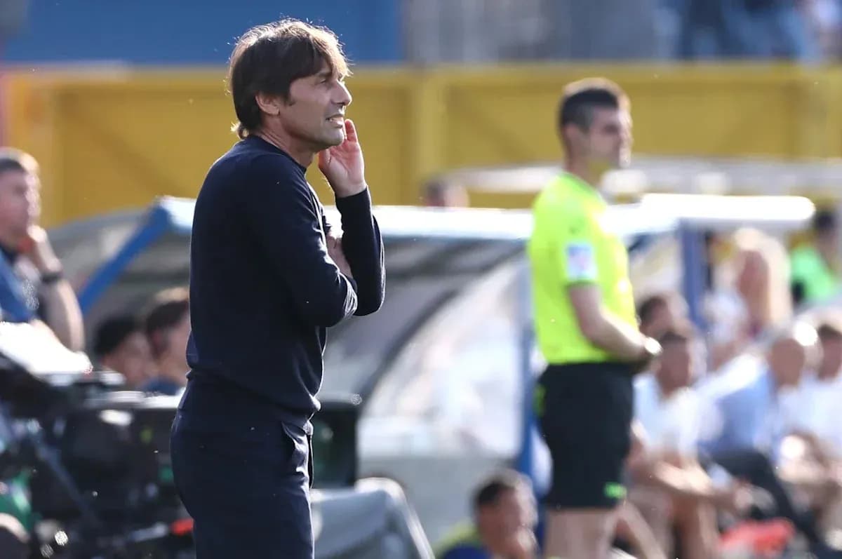 Entrenador en la línea de banda durante el partido