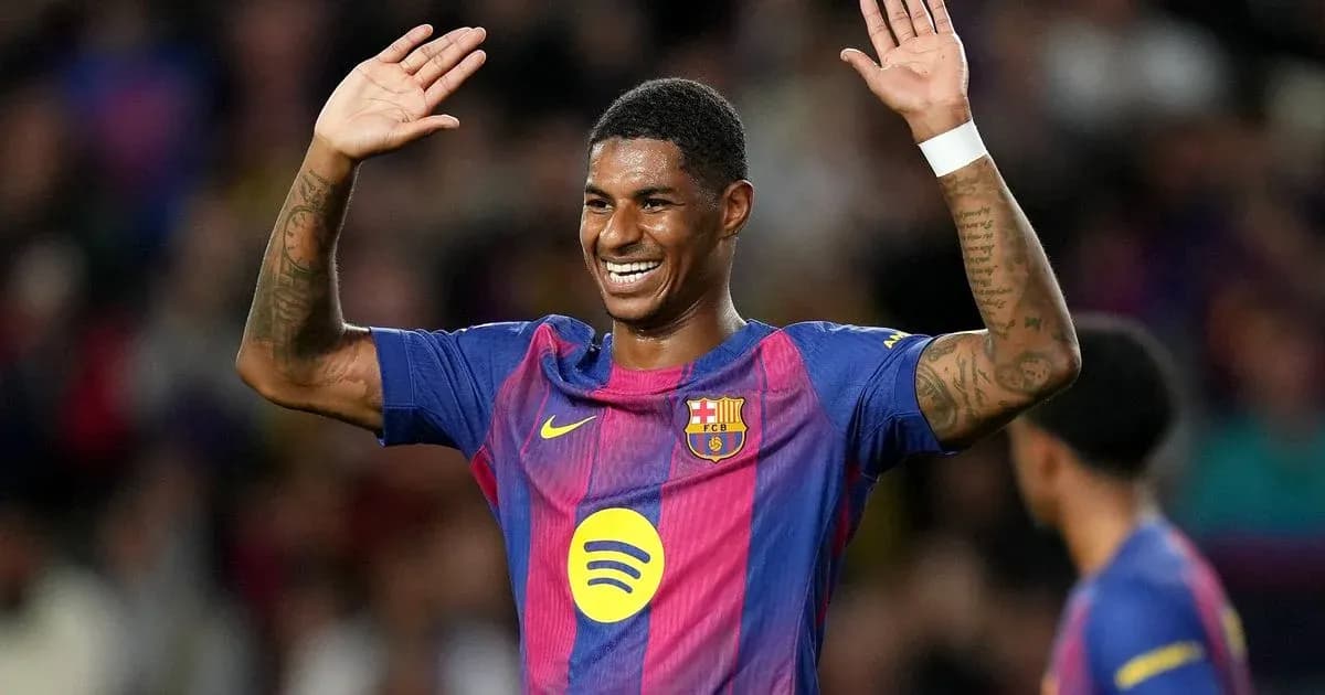 Jugador del Barcelona saludando a la afición