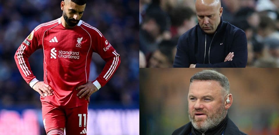 Jugador de Liverpool y entrenadores en momentos pensativos