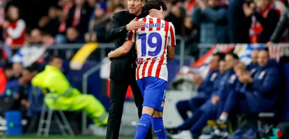 Entrenador abrazando a jugador en el campo