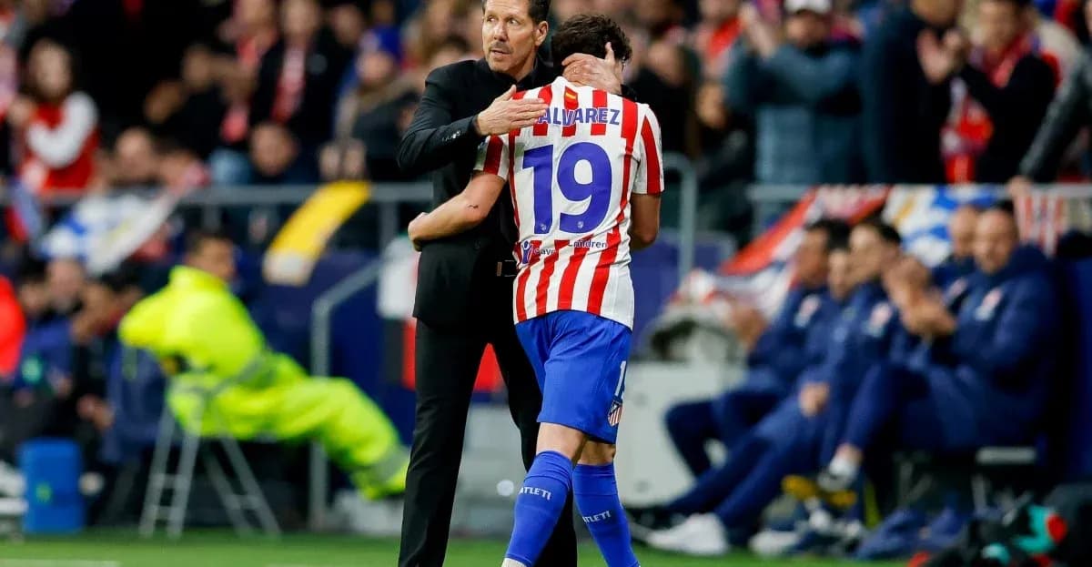 Entrenador abrazando a jugador en el campo
