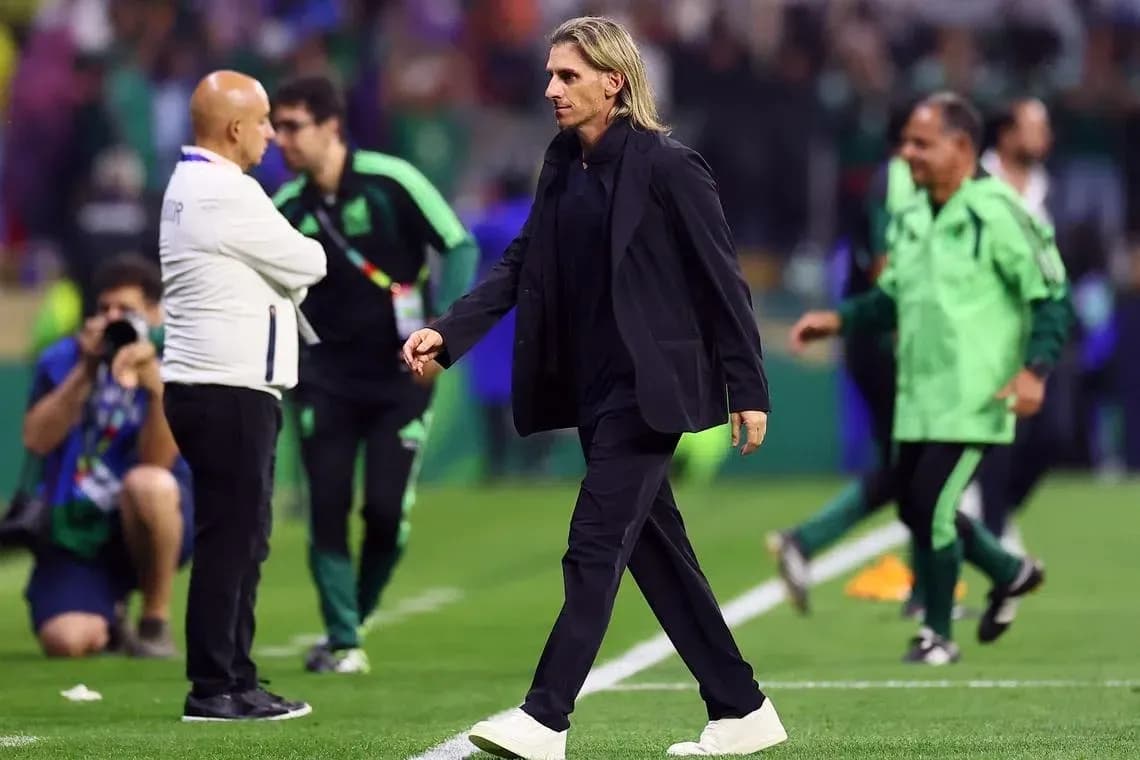 Entrenador caminando por el campo durante el partido