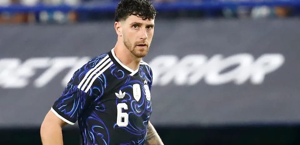 Jugador con camiseta negra de Argentina en el campo