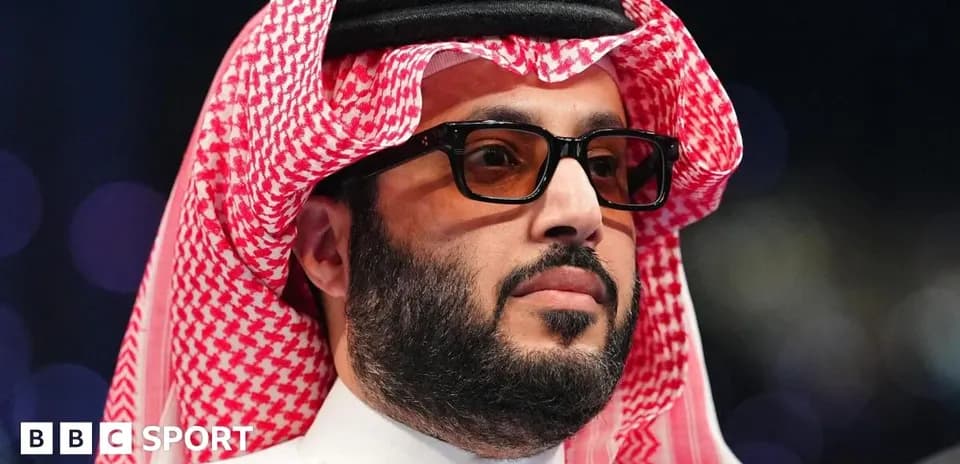 Hombre con gafas y tradicional vestimenta árabe en evento
