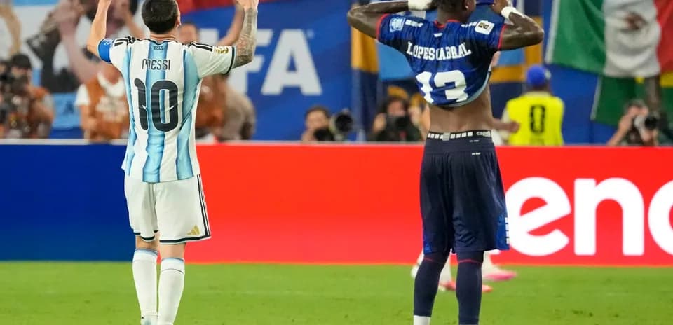Lionel Messi celebrando en el partido