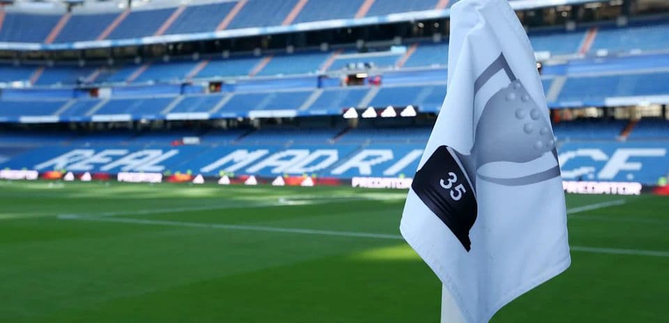Esquina del campo con bandera en estadio Santiago Bernabéu