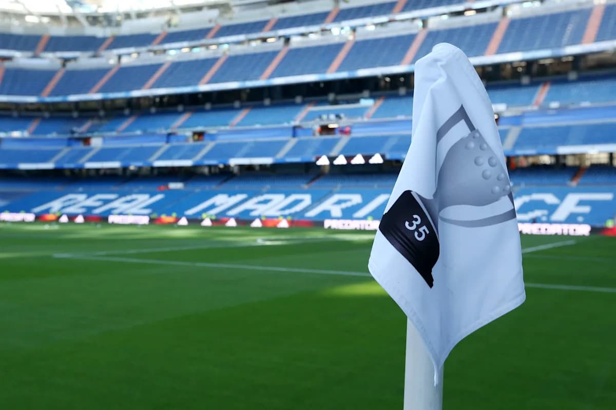 Esquina del campo con bandera en estadio Santiago Bernabéu