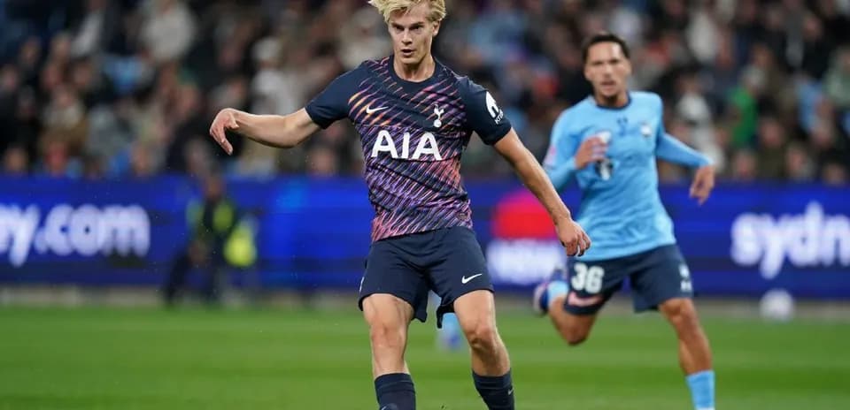 Jugador de Tottenham controlando el balón en partido