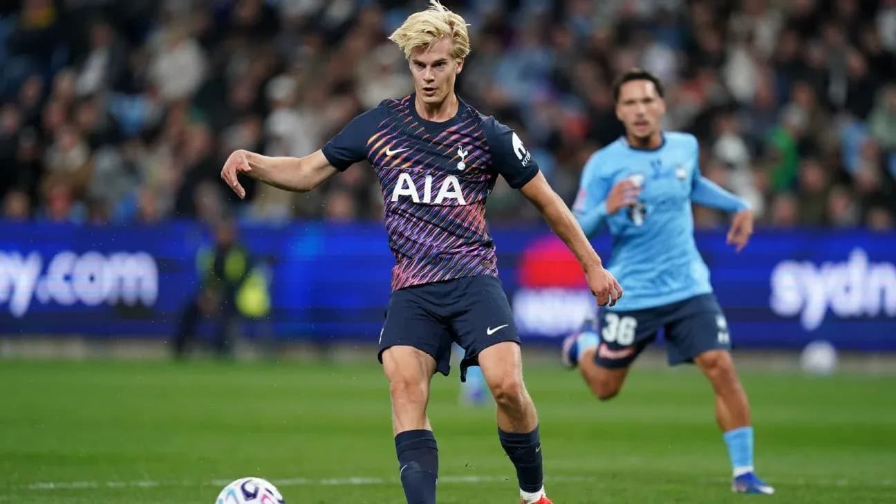 Jugador de Tottenham controlando el balón en partido