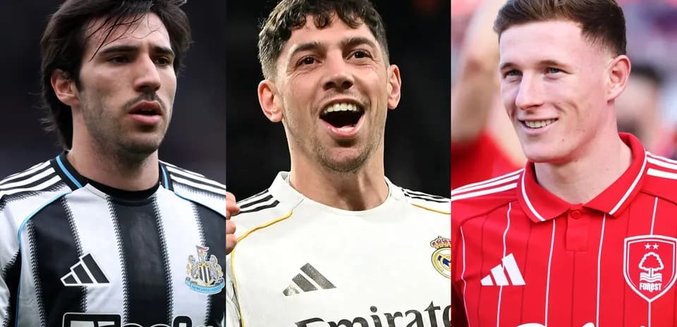 Tres jugadores de fútbol en sus camisetas de equipo