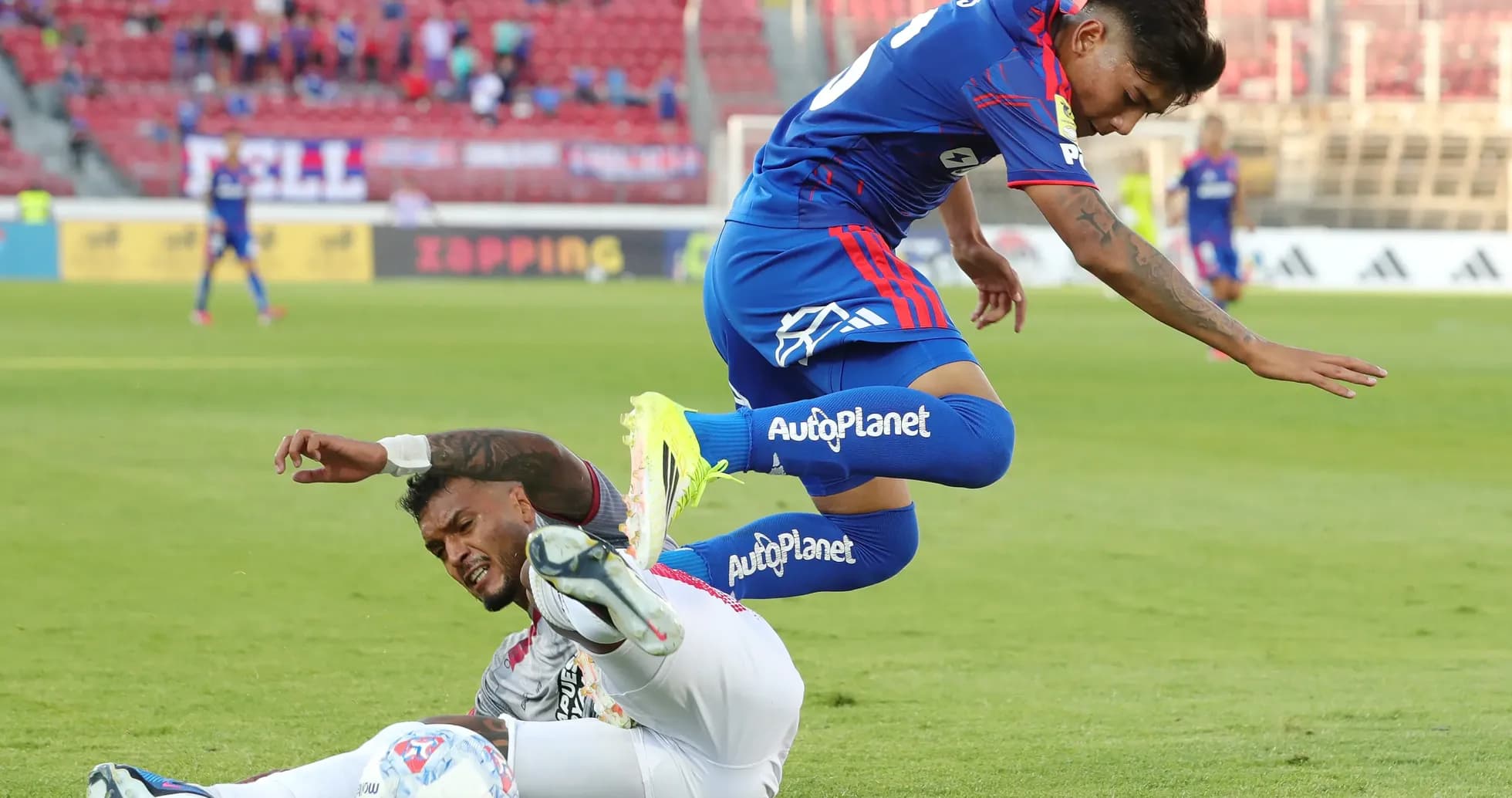Jugador cae tras una falta en el partido