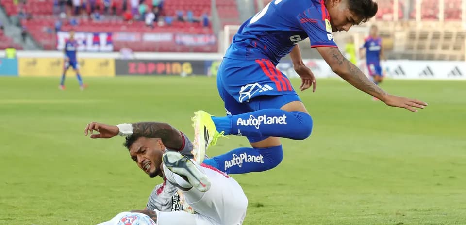 Jugador cae tras una falta en el partido
