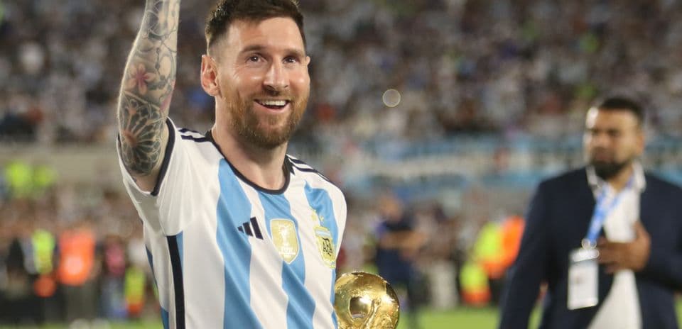 Jugador argentino celebrando con la copa del mundo