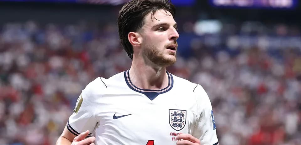 Jugador de Inglaterra corriendo en el campo de fútbol