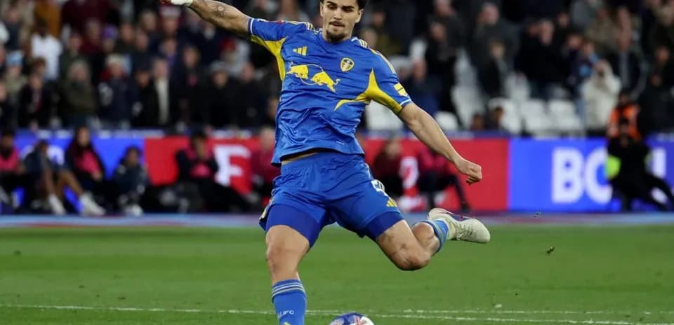 Jugador de Leeds United disparando a portería