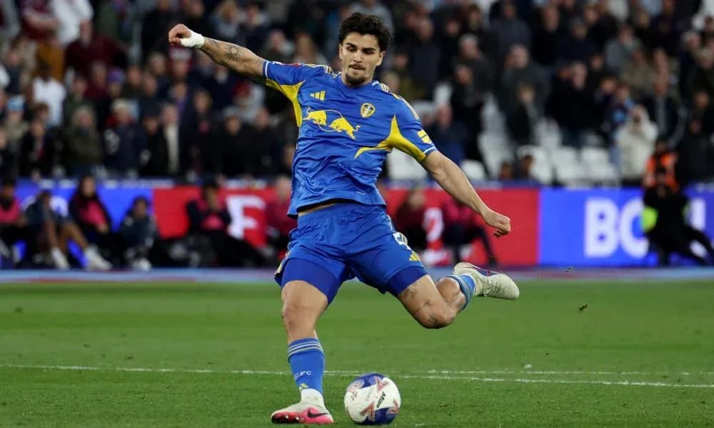 Jugador de Leeds United disparando a portería