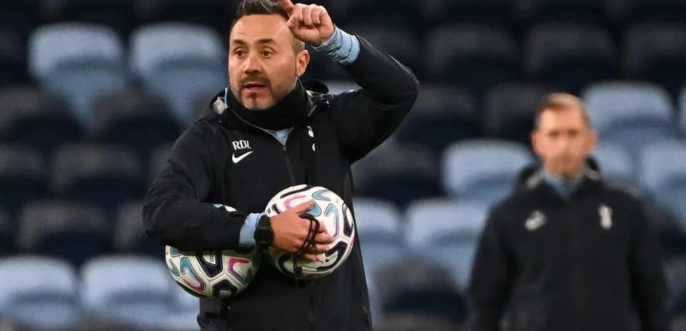 Entrenador dando instrucciones durante una sesión de entrenamiento