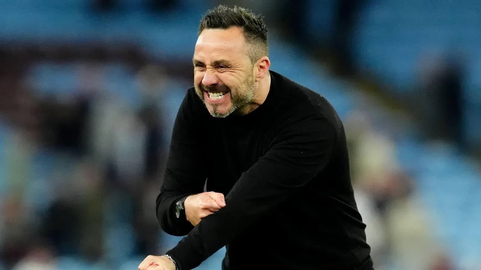 Entrenador celebrando en el campo de juego