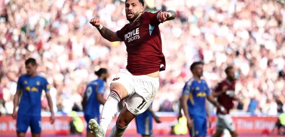 Jugador celebrando un gol en un partido de fútbol