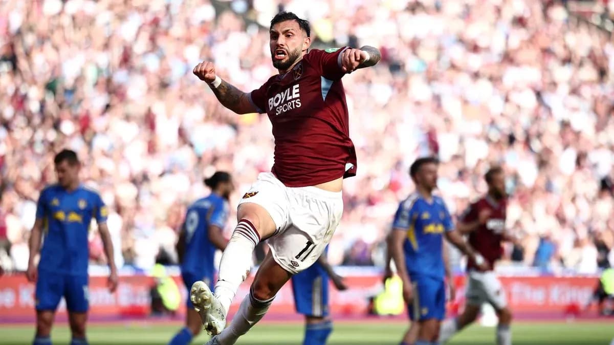 Jugador celebrando un gol en un partido de fútbol